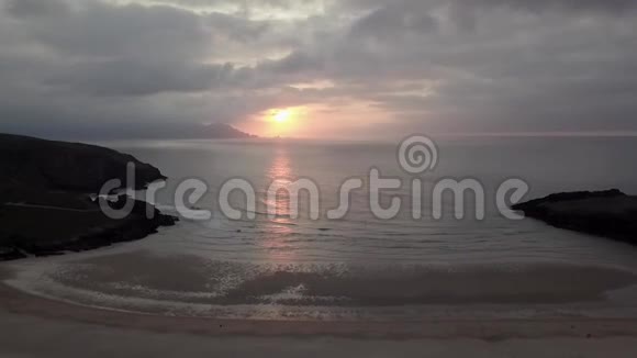 日落时在加利西亚的飞机飞越西班牙大西洋的海滩视频的预览图