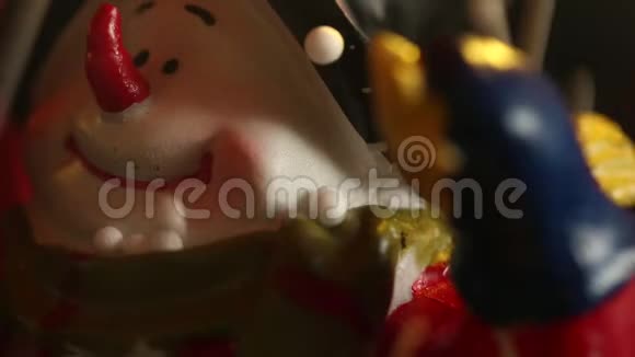 人造雪落在雪人玩具上视频的预览图