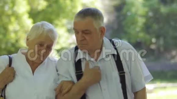聋哑老两口在夏天公园里互相道别视频的预览图