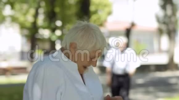 年长的女人在和她的男人约会之前洒上香水视频的预览图