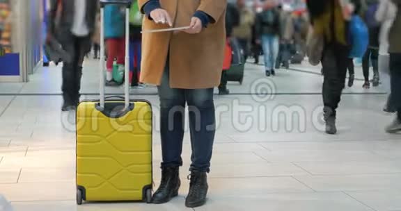 女人在机场用垫子打发时间视频的预览图