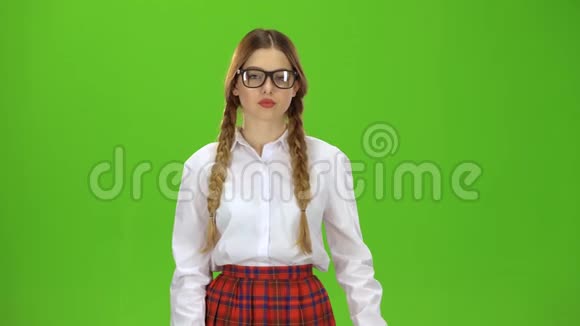 戴眼镜的女孩举起一张卡片微笑着竖起大拇指绿色屏幕视频的预览图