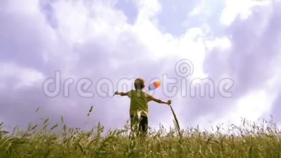一个带着云彩在蓝天上飞翔的孩子视频的预览图