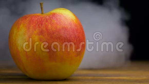 农场新鲜苹果在桌子上从后面喷出烟雾或蒸汽关闭4K复制空间视频的预览图