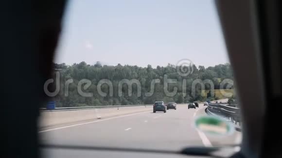 美丽的乡村景观与高速公路通过挡风玻璃观看从乘客的视野中行驶高速公路视频的预览图