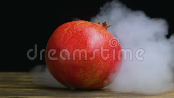 农场新鲜的石榴树在桌子上烟雾或蒸汽从后面缓慢地吹关闭视频的预览图
