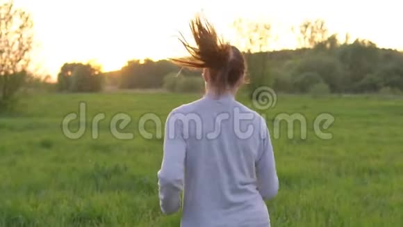 日出时做运动的年轻女子视频的预览图
