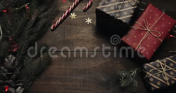 上景漂亮的木制桌子带有圣诞节装饰男性手把礼物放在桌子上圣诞节视频的预览图