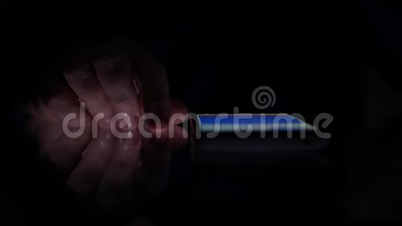 不安分的男人用手指在靠近手机的桌子上做紧张的手势视频的预览图