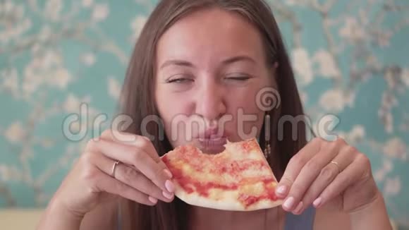 一个女孩在咖啡馆里吃玛格丽塔披萨视频的预览图