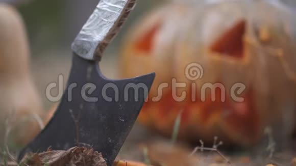 万圣节可怕的南瓜和屠刀在森林里万圣节概念视频的预览图