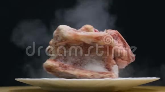 一块冷冻猪肉肚或牛肉肉旋转慢吞吞地在烟雾中停留视频的预览图
