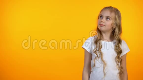 橙色背景下的漂亮女孩双手交叉胸前广告模板视频的预览图