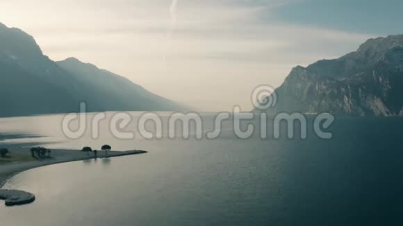 从意大利最大的湖泊LagodiGarda的诺亨岸向南空中俯瞰视频的预览图