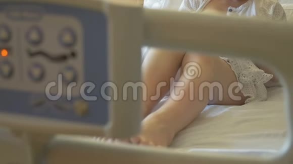 一名妇女分娩后在医院给婴儿喂奶视频的预览图