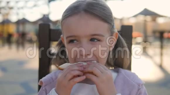 有趣的女孩五年来在咖啡馆公园吃三明治视频的预览图