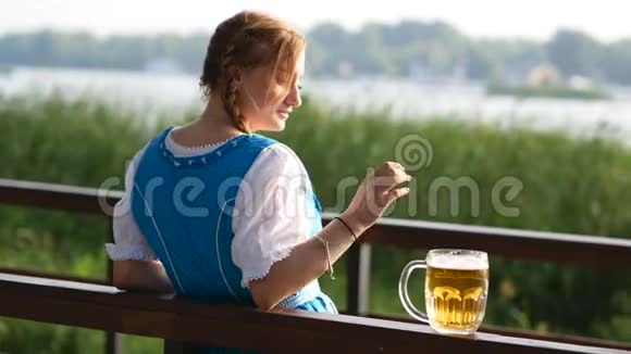 巴伐利亚女孩喝啤酒喝饮料视频的预览图
