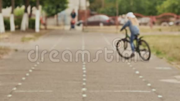 一个心情愉快的11岁女孩骑自行车停车后竖起大拇指视频的预览图