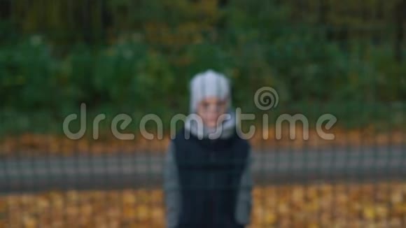 被遗弃了孤独男孩身后有篱笆秋天的季节摄像机娃娃视频的预览图
