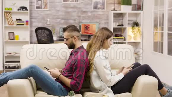 一对不幸的夫妇背靠背坐在沙发上视频的预览图