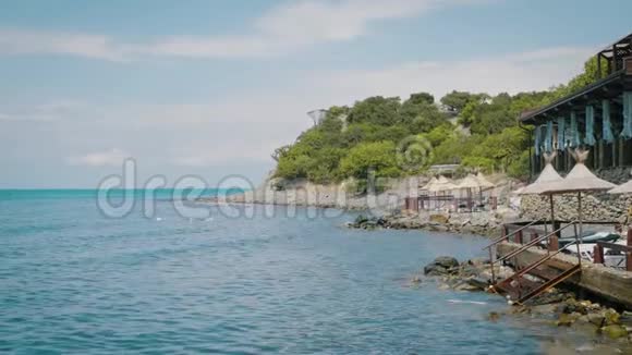 蔚蓝的海滩岩石山和清澈的水视频的预览图