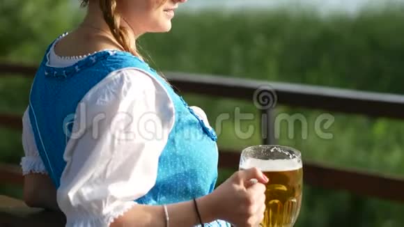 巴伐利亚女孩喝杯啤酒后景视频的预览图