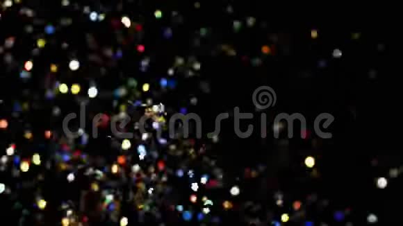 五颜六色的五彩纸屑颗粒在飞舞正在爆炸五颜六色的星星和心跳缓慢视频的预览图