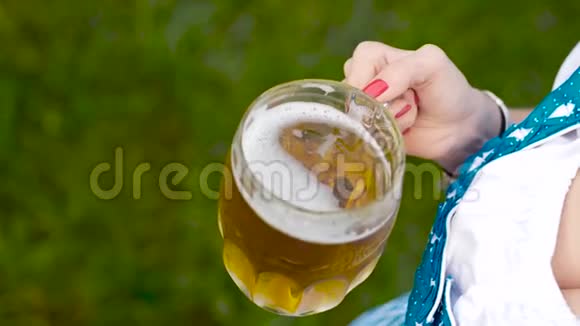 一个拿着一杯啤酒的女孩视频的预览图