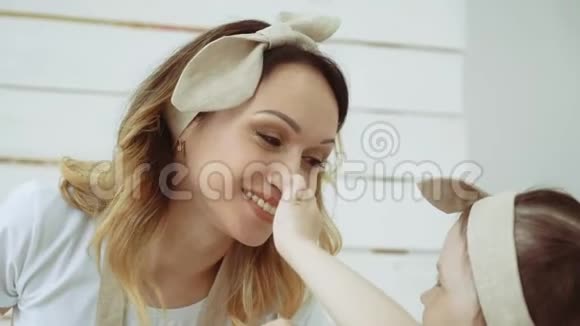一个小女孩用面粉擦她妈妈鼻子视频的预览图