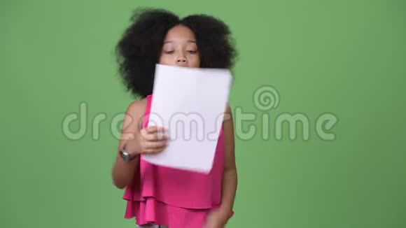年轻可爱的非洲女孩有着非洲头发的撕毁文件视频的预览图
