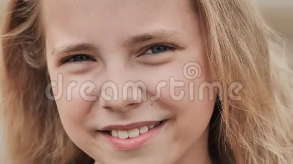 微笑的金发10岁女孩戴眼镜面的特写视频的预览图
