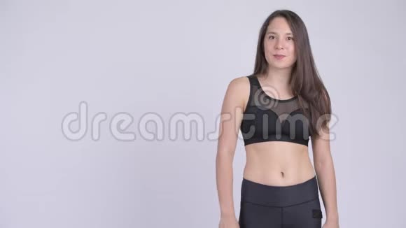 年轻快乐多民族的女性展现出健身的准备视频的预览图