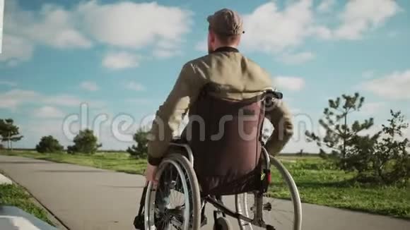 一个残疾人独自在街上视频的预览图