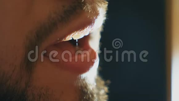 男歌手在音响室演唱歌曲的嘴面目全非的留着胡子的人唱着新歌创造性工作视频的预览图