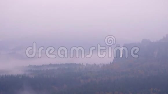 时光流逝陡峭的岩石隐藏在山谷中充满了浓雾春天薄雾般的早晨变成了神奇的风景视频的预览图