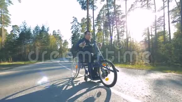残疾人在模拟轮椅中的慢动作过程视频的预览图