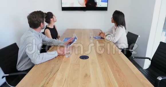 出席4k会议室视频电话会议的商务同事视频的预览图