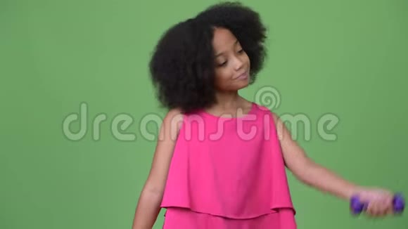 年轻可爱的非洲女孩带着哑铃锻炼非洲头发视频的预览图