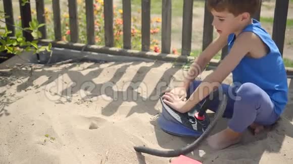 一个好奇的孩子用水泵在沙箱里模拟火山喷发视频的预览图