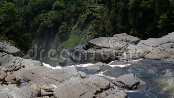 峡谷圣安奈的瀑布水落在岩石上视频的预览图