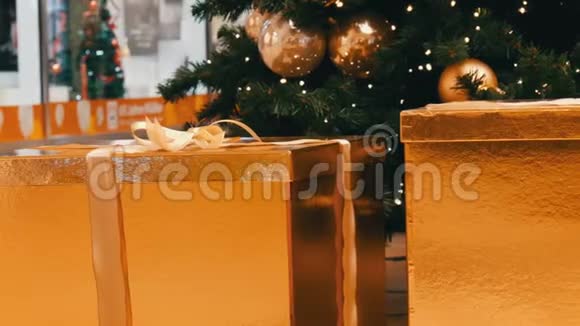 大型礼盒赠送商场圣诞树下金色圣诞节和新年礼物装饰礼品视频的预览图