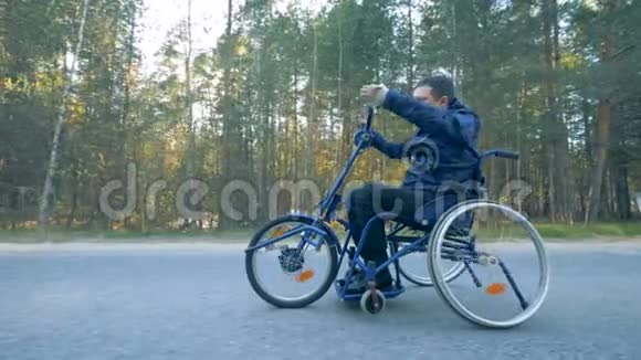 残疾人士用手臂移动训练轮椅的侧视图视频的预览图