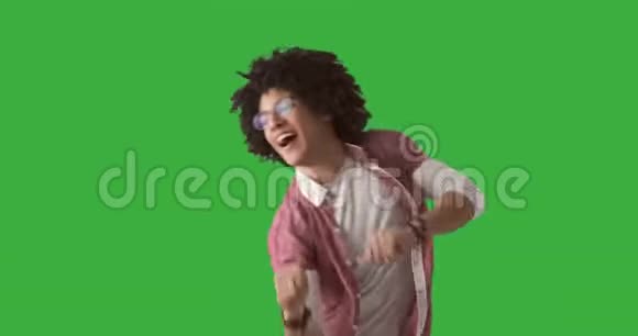 兴奋的男人在绿色背景下跳舞视频的预览图