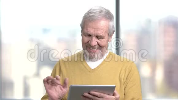 令人惊讶的老人使用pc平板电脑视频的预览图