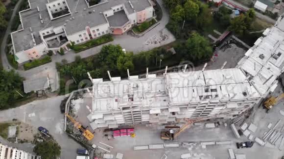 在施工过程中从无人机到建筑旁边的施工现场视频的预览图