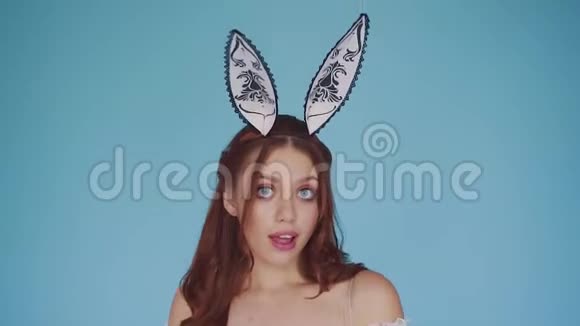时尚兔女郎带着积极的情绪看着镜头跳舞视频的预览图