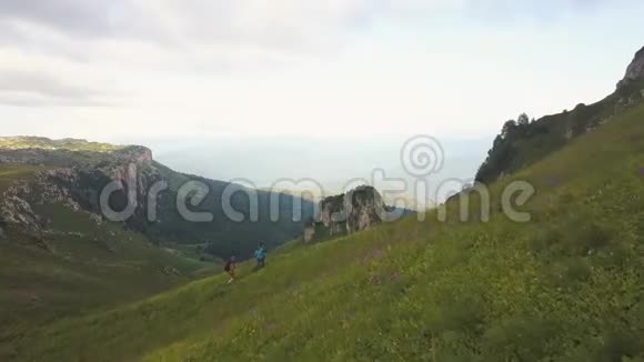 一群游客在青山空中徒步旅行视频的预览图