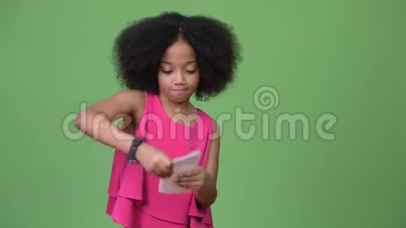 年轻可爱的非洲女孩有着非洲的头发嘎吱嘎吱和扔文件视频的预览图