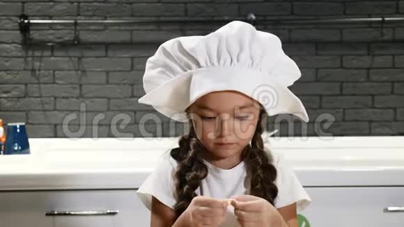 小美女戴着厨师帽玩面团的肖像孩子在真正的厨房做饭4k视频的预览图