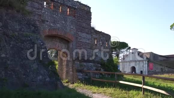 意大利帕尔马诺瓦旧毁的堡垒墙和大门视频的预览图